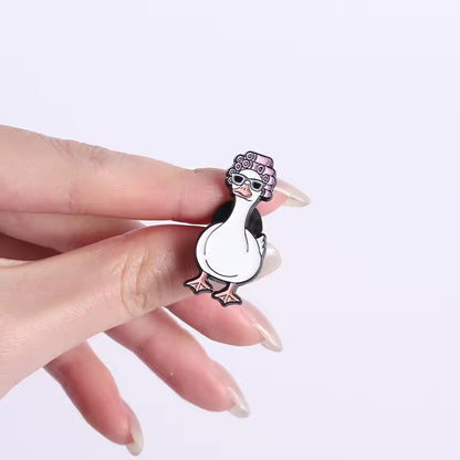 Photo produit - Pin’s Canard Blanc Glamour au Salon de Beauté