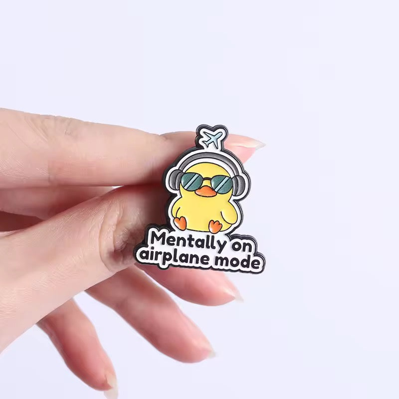 Photo produit - Pin’s Canard « Mentally on Airplane Mode »